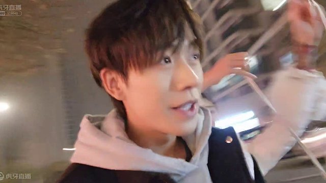 【子圣-798】是她求我的，我才帮她拎的包！