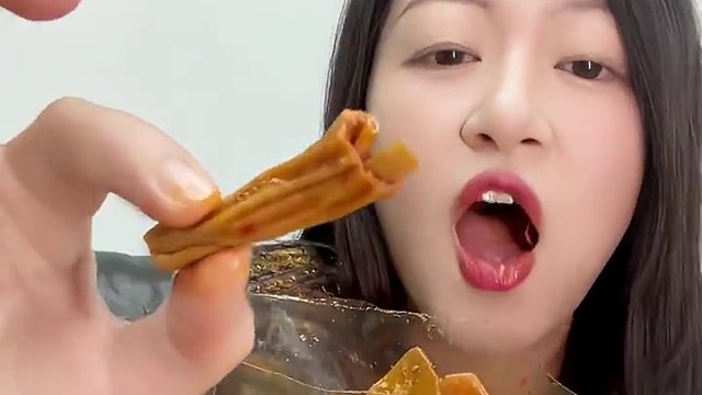 吃起来嘎嘣脆的香辣鸭脆肠，有香辣山胡椒2种口味，太好吃了！#无辣不欢的吃货  #追剧小零食