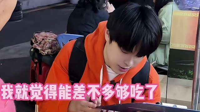 阿疯挑战东北菜量，看看花多少钱能吃饱～#东北菜 #锅包肉 #东北菜量到底有多大 #妈呀太香了 #美食