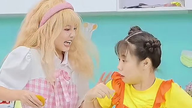 #老外真会玩 #国外视频分享 #歪果仁系列 小美女看起来有点凶啊，她身材的女孩好像吓坏了
