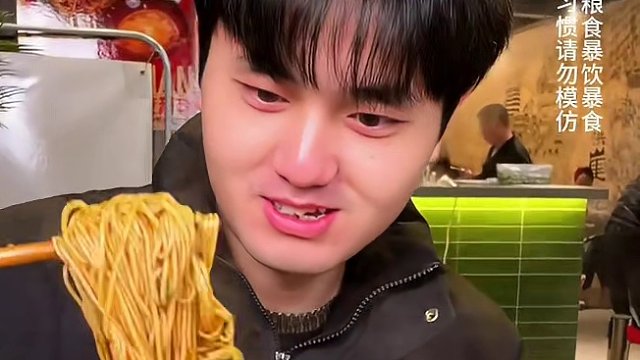 长得有点像刘昊然的帅哥挑战4两豌杂，天冷冻得脸红#天冷吃碗热腾腾的面吧 #这一碗好过瘾 #哎呀妈呀太