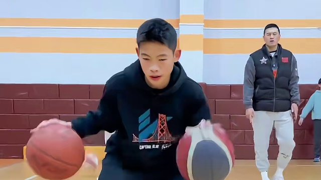 #篮球 #日常训练 #一分钟干货教学 
双球进阶球性强化系列
｜高低运球刺步胯下
｜双球同步双变向
