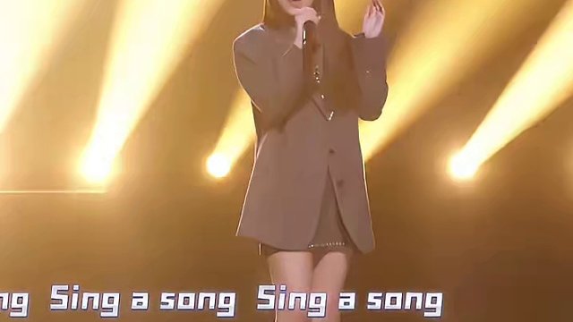 《#舞台2023 》歌手热血合唱《自己》，瞬间梦回那个夏天！#2024网络视听盛典 #安崎 #李佩玲