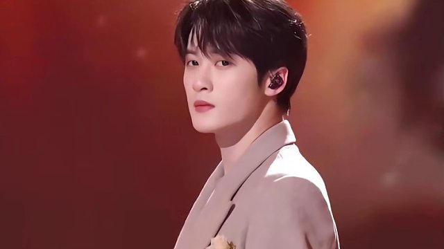 #檀健次  献唱《路过，人间烟火》，温暖的嗓音娓娓道来，如一缕人间烟火，照亮追梦人前行的道路。#20