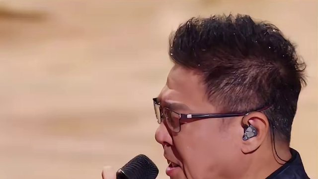 #姜育恒  #秦昊  倾情献唱《#再回首 》，搭配刘奕铁、史彭元情景演绎的《#漫长的季节 》，瞬间将