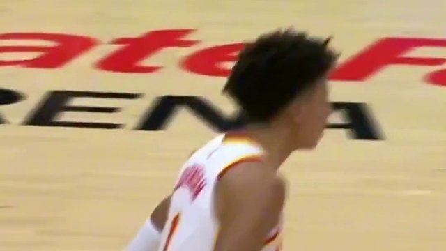 波杰姆斯基站稳被撞倒，裁判没吹老鹰进攻犯规