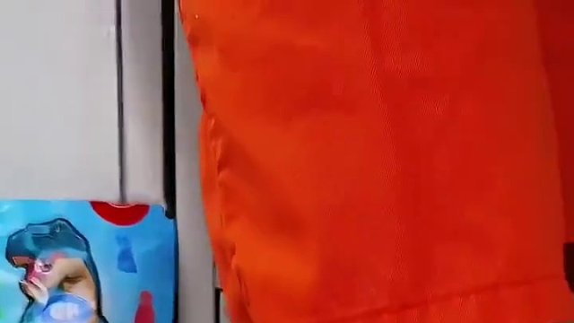 偷吃软糖担心保安发现，最后让人万万没想到！#看一遍笑一遍 #沙雕老外 #沙雕日常 #这操作都看傻了 