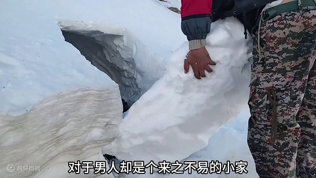 男人挖出一居室雪洞小屋，这样的庇护所你能打几分 #野外建造 #荒野搭建 #雪地露营 #游戏