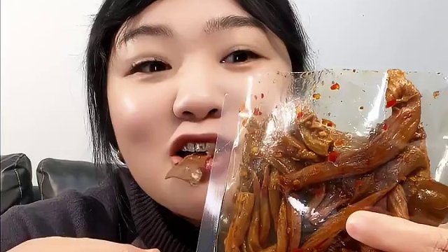 这个香辣鸭脆肠真的绝了！！QQ弹弹！卤的也相当入味,太过瘾了！！#鸭肠#解馋小零食