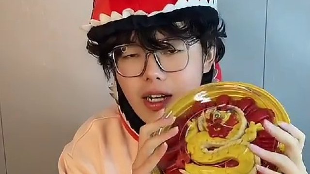 龙年年货买什么？小伙买下这玩意震惊爸妈一整年！！！ #年货跟我dou回家 #龙年大吉 #美食测评 #