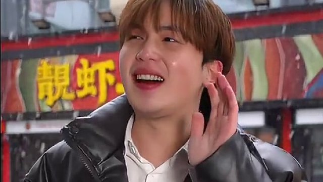 别人都是喝酒上脸，小哥哥是吃辣上脸 #吃辣挑战 #鬼椒面到底辣不辣 #速食美食