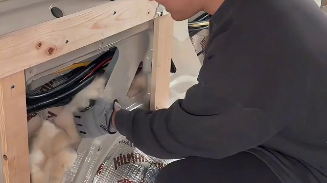 自改房车｜据说是保温隔热届的“爱马仕” 以后是不是就不再怕冷了#情侣日常 #vanlife改造 #露