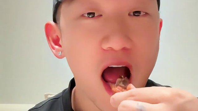 60沪币的炸鸡个人觉得还是有点东西的 轻断食后我这胃口是真吃不下了#欺骗餐 #炸鸡 #轻断食 #戴马