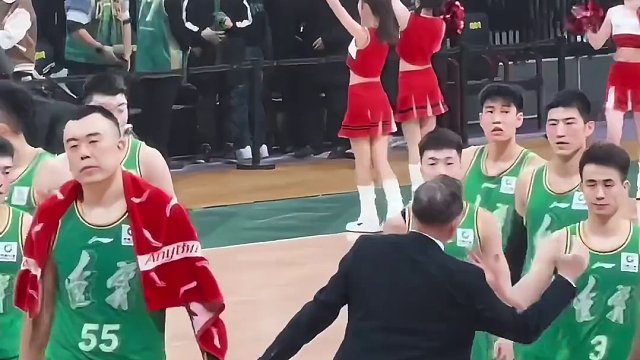 赛后乌戈跟观众挥拳庆祝！张开双臂迎接他的队员跟所有人击掌！#辽宁男篮