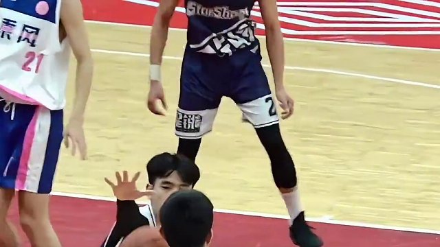 大化星锐二队、大化最强新星2号韦一锋
再次上演比赛中双手暴扣
大化瑶族自治县2024年“美女峰·摘星