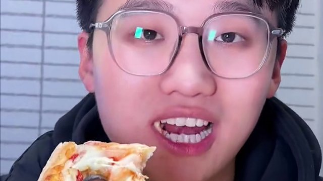 我就特别喜欢八点半之后去棒约翰吃捡漏比萨#棒约翰 美食推荐官 #哎呀妈呀太香了 #棒约翰披萨