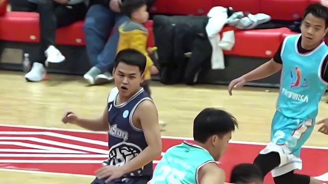 大化宇宙飞人训练营24号大化球星韦海阔
抢篮板 快速推进 转身突破 强打篮下
海阔一个人自己完成
大