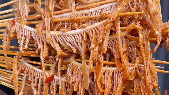 提前开启宅家年夜饭，解锁更符合川渝胃的红火大餐，一把爽脆带筋牛肉配上爆辣千层肚串，连锅底都加了蹄花汤