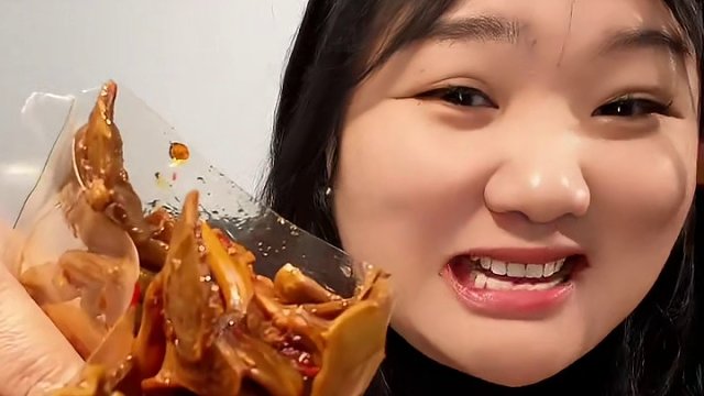 这个香辣鸭脆肠真的绝了！！QQ弹弹！卤的也相当入味,太过瘾了！！#鸭肠#解馋小零食