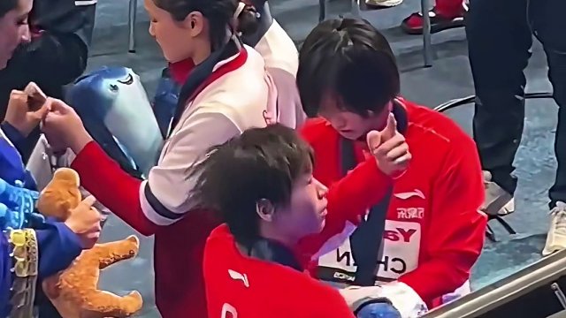 比夺得两枚金牌更开心的事是捡娃娃，全妹太开心了