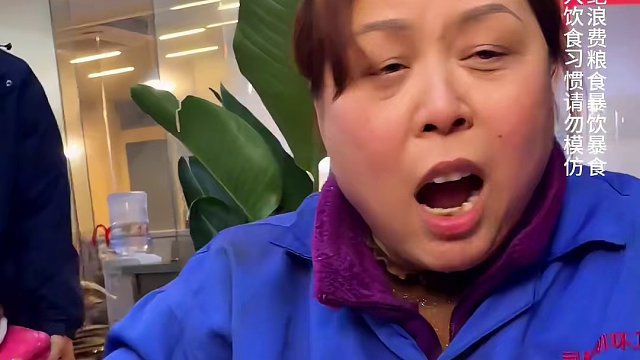 自称嘴比较大的“社牛”环卫姐姐，性格太好了，胖妹在她面前都变得内向了哈哈#重庆小面 #重庆美食 #挑