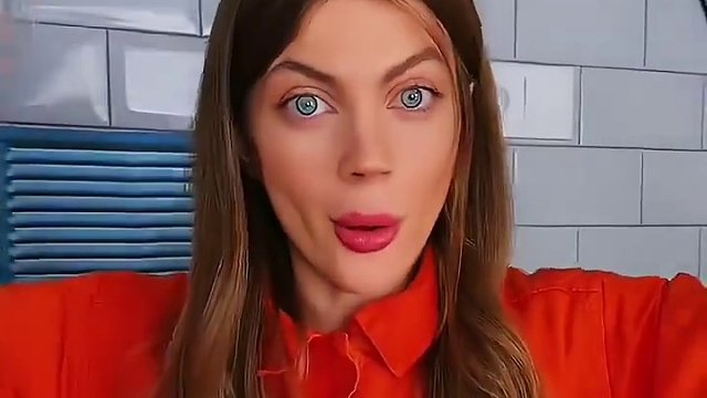 美女偷吃保安嘴里软糖，这胆子简直太大了！#沙雕日常 #沙雕老外 #老外迷惑行为 #有趣的灵魂 #吃货