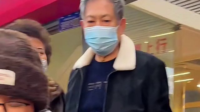 害羞眼镜姐姐挑战4两小面，实力不容小觑#重庆小面 #重庆美食 #这一碗好过瘾