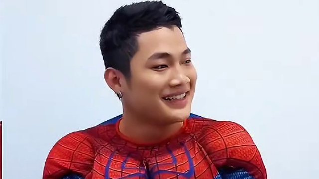 两兄弟一起吃面条，看会发生什么趣事