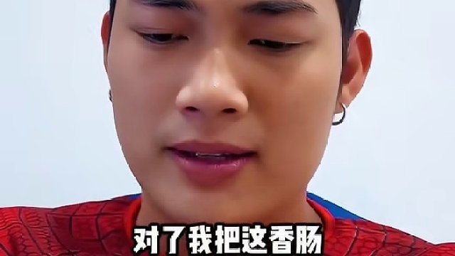 #老外真会玩 #国外视频分享 #搞笑配音 @DOU+小助手 两兄弟一起吃面条，看会发生什么有趣的事