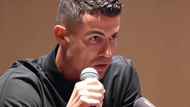 球王C罗球场那些值得尊重的感人瞬间，没有对比就没有伤害系列#dou来足球季 #梅西 #c罗 #足球的