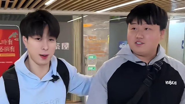 阿疯带实力非常强劲的粉丝给牛肉火锅自助上课，把库存全清了，老板调了两次货！#自助餐 #潮湿牛肉火锅 