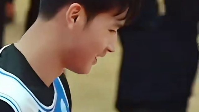 大化星锐二队、大化最强新星双枪之一56号黄锦河
在对手快攻的时候，追身绕前盖帽，这速度和弹速，未来可