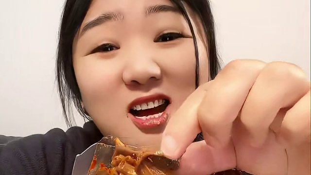 咬起来咯吱咯吱响的香辣鸭脆肠，追剧下酒吃绝了！#鸭脆肠#香辣鸭脆肠