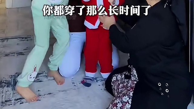 父母偏心只给儿子买衣服，最终小女孩离家出走！#搞笑视频 #搞笑配音 #搞笑 #专治不开心