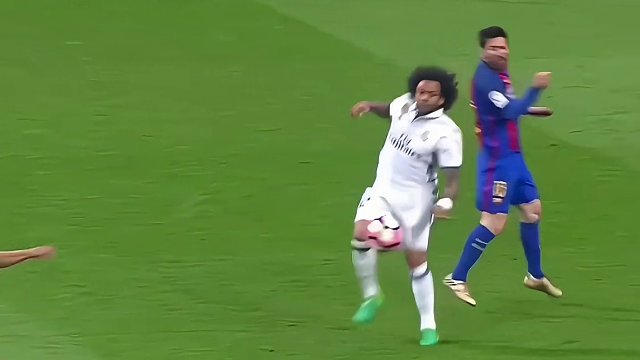 梅西足球赛场那些被怼的名场面瞬间，看得真的太解气了！#dou来足球季 #足球的魅力 #梅西