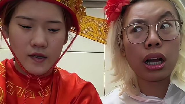 异食癖姐妹携手老鼠干祝大家新年快乐！！恭喜发财！#美食测评 #爱吃食物的女孩子 #老夏大瑞 #过年啦