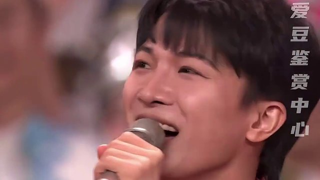 我又要说一遍，怎么有人的声音这么空灵！怎么有人这么适合唱国泰民安的歌！#周深 #难忘今宵 #央视龙年