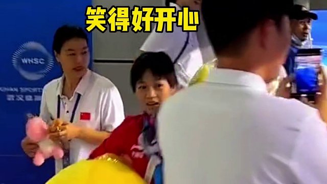 全妹拿娃娃比拿金牌还要开心