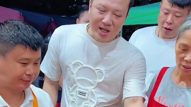 河南帅哥要两分钟之内吃完10碗爆辣辣辣！#螺蛳粉