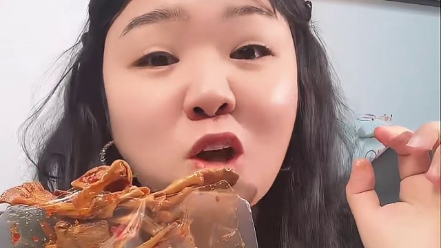 这个香辣鸭脆肠真的绝了！！QQ弹弹！卤的也相当入味,太过瘾了！！#鸭肠#解馋小零食