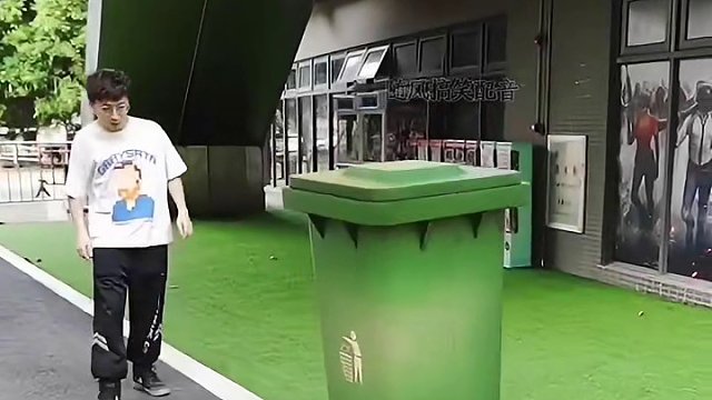 人类智斗大眼怪，看起来真难对付！#看一遍笑一遍 #这操作都看傻了 #老外迷惑行为 #意想不到的结局 