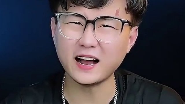 这苹果巧克力里到底有什么宝贝！#苹果巧克力 #测评 #美食测评 #黑评测