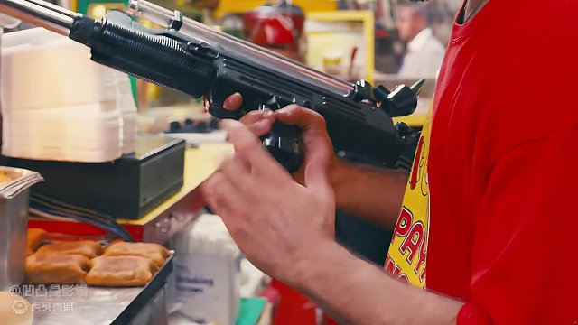 如果沙雕武器有段位，你觉得哪个厉害？小姐姐的小枪管能击退坦克 #高清剪辑 #盘点电影名场面