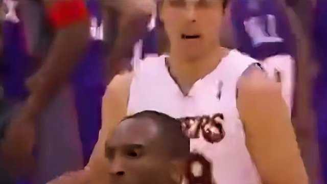 科比雕像正式对外开放，身着8号球衣右手指天，科比生前亲自选定这一动作