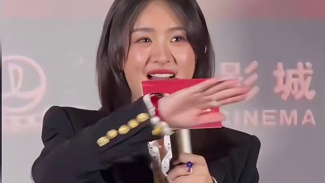 赵丽颖回河北廊坊宣传新片，面部圆润疑发福，用手语给大家拜年 #赵丽颖 #第二十条 #娱乐八卦