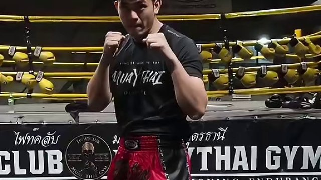 泰拳扫踢分为两种，压重心和直立、视频中的扫踢教学为直立式#泰拳 #格斗 #搏击  #玩出你的热爱 #