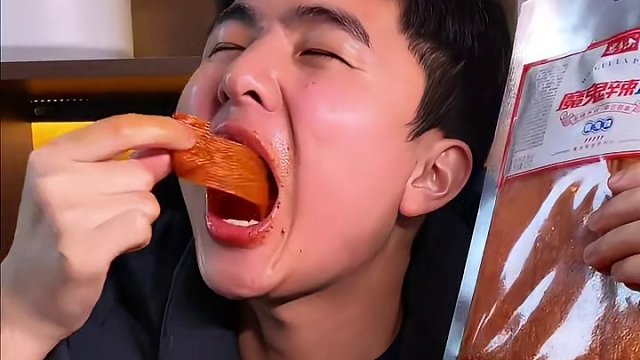 这个爆辣没有甜味的辣条，爱吃辣的千万不要错过！！！ #无辣不欢 #零食推荐 #辣条