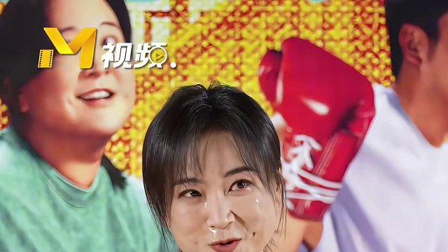 #贾玲路演现场哭了 #贾玲 亮相#热辣滚烫新春拜年会 现场，这是她减重后首次和观众见面，面对观众的热