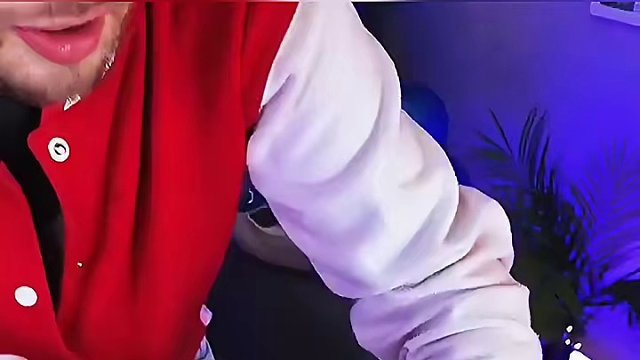 #老外真会玩 #国外视频分享 #歪果仁系列 #搞笑配音  美女搞恶作剧有一套啊，看来有人