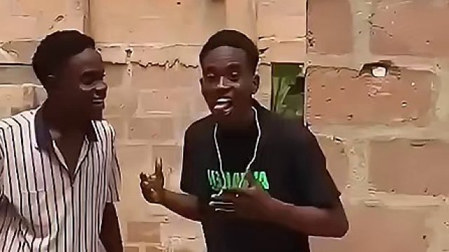 #老外真会玩 #歪果仁系列 #国外沙雕日常 #搞笑配音  小伙偷拿美女的甜水，看这美女会